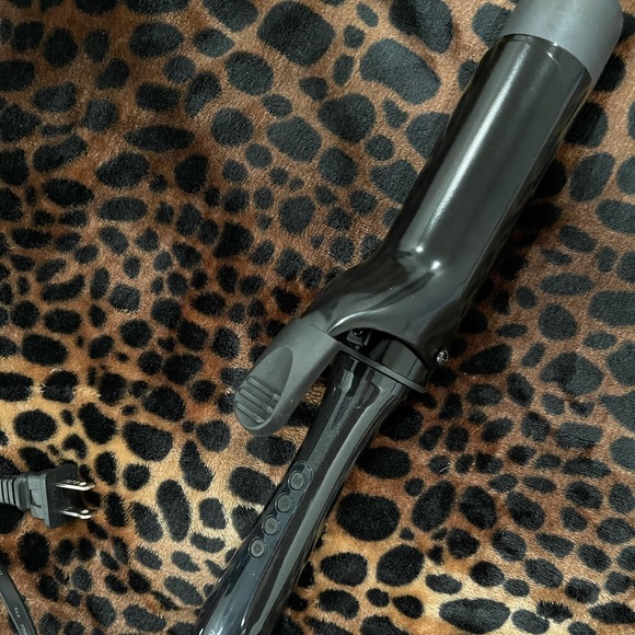 2” Paul mitchell curling iron - Picture 3 of 3
